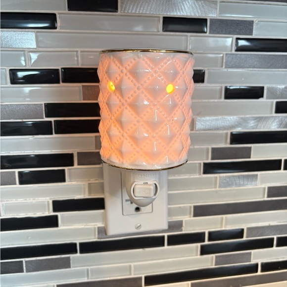 Scentsy Diamond Milk Glass mini warmer - Picture 1 of 3